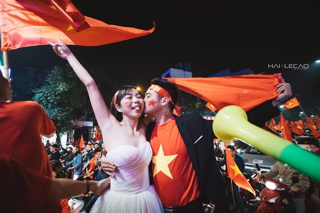 Ra mà xem đội tuyển U23 Việt Nam chiến thắng có ngay cặp đôi ăn mừng bằng bộ ảnh cưới vui ngất trời - Ảnh 9.