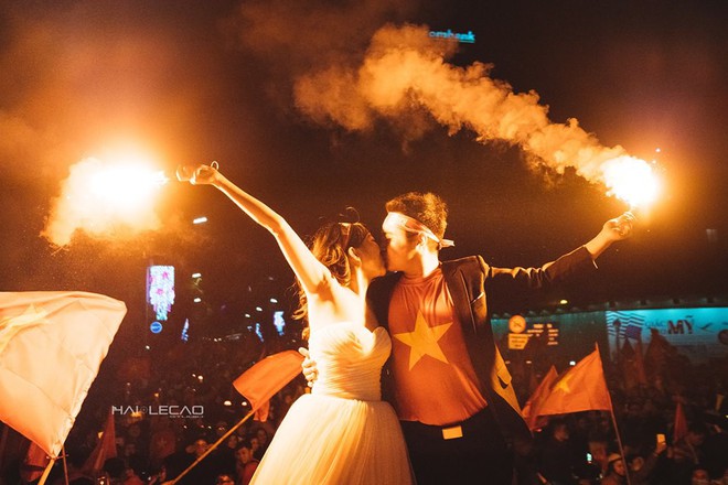 Ra mà xem đội tuyển U23 Việt Nam chiến thắng có ngay cặp đôi ăn mừng bằng bộ ảnh cưới vui ngất trời - Ảnh 8.