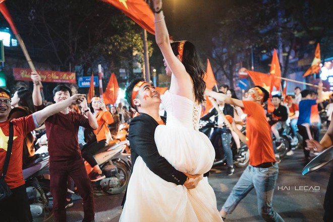 Ra mà xem đội tuyển U23 Việt Nam chiến thắng có ngay cặp đôi ăn mừng bằng bộ ảnh cưới vui ngất trời - Ảnh 6.