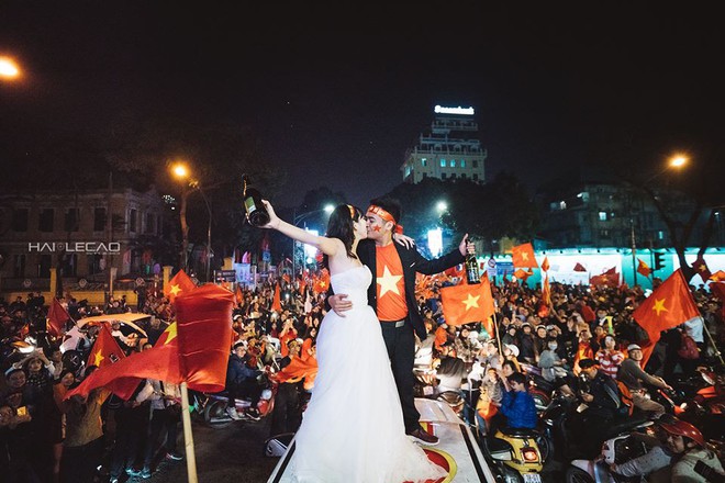Ra mà xem đội tuyển U23 Việt Nam chiến thắng có ngay cặp đôi ăn mừng bằng bộ ảnh cưới vui ngất trời - Ảnh 5.