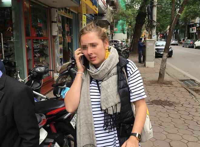 Hà Nội: Nữ du khách ngoại quốc xinh đẹp hốt hoảng để quên hành lý trên taxi - Ảnh 1.