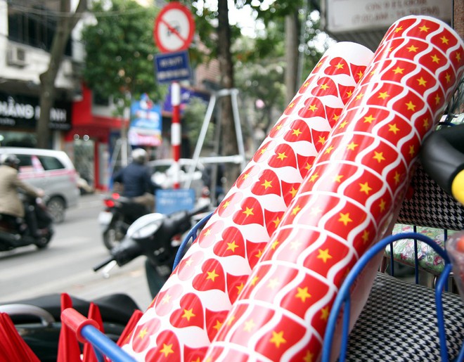 Hà Nội: Người dân ùn ùn kéo đi mua cờ hoa trước trận bóng lịch sử của U23 Việt Nam - Ảnh 11.