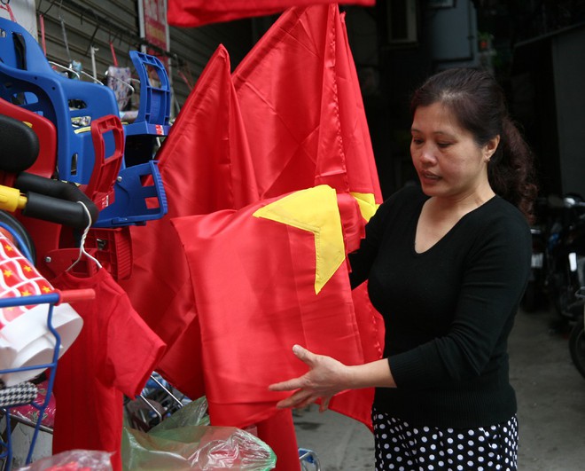 Hà Nội: Người dân ùn ùn kéo đi mua cờ hoa trước trận bóng lịch sử của U23 Việt Nam - Ảnh 1.