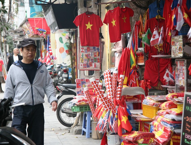Hà Nội: Người dân ùn ùn kéo đi mua cờ hoa trước trận bóng lịch sử của U23 Việt Nam - Ảnh 13.