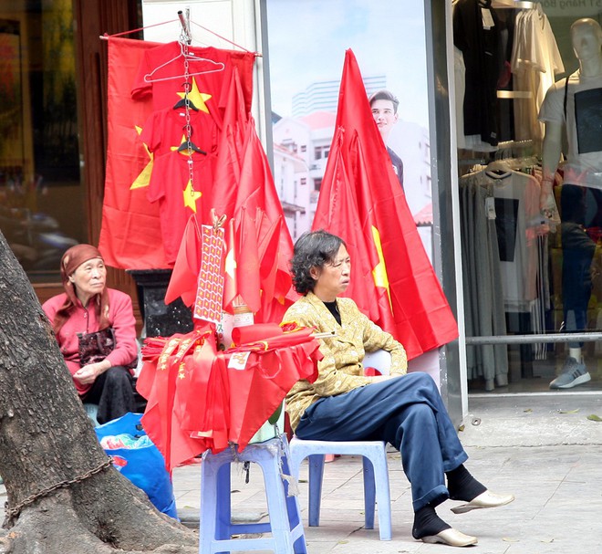 Hà Nội: Người dân ùn ùn kéo đi mua cờ hoa trước trận bóng lịch sử của U23 Việt Nam - Ảnh 14.