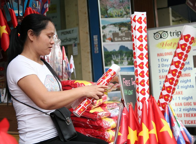 Hà Nội: Người dân ùn ùn kéo đi mua cờ hoa trước trận bóng lịch sử của U23 Việt Nam - Ảnh 2.