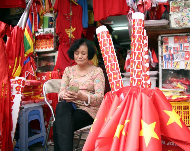 Hà Nội: Người dân ùn ùn kéo đi mua cờ hoa trước trận bóng lịch sử của U23 Việt Nam - Ảnh 15.