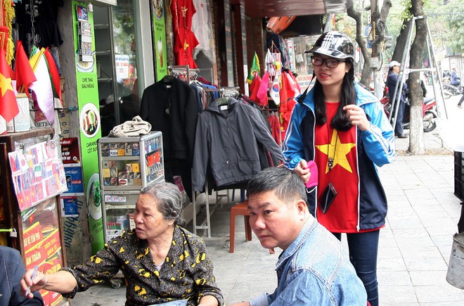 Hà Nội: Người dân ùn ùn kéo đi mua cờ hoa trước trận bóng lịch sử của U23 Việt Nam - Ảnh 16.