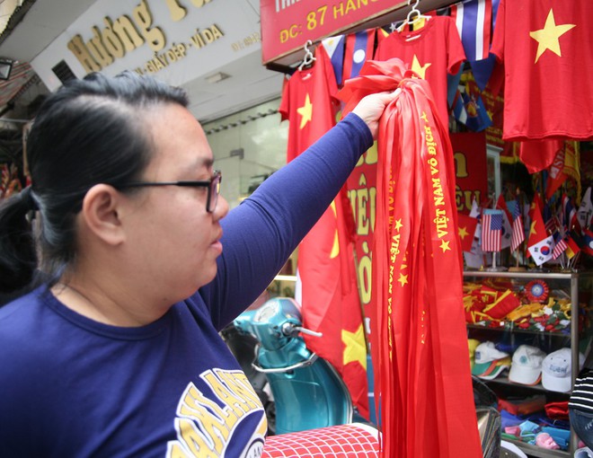 Hà Nội: Người dân ùn ùn kéo đi mua cờ hoa trước trận bóng lịch sử của U23 Việt Nam - Ảnh 4.