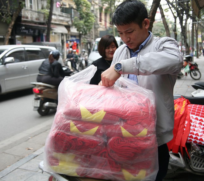 Hà Nội: Người dân ùn ùn kéo đi mua cờ hoa trước trận bóng lịch sử của U23 Việt Nam - Ảnh 5.