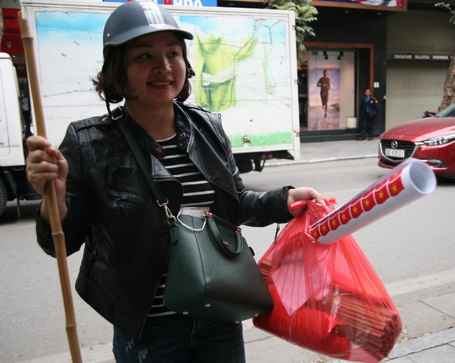Hà Nội: Người dân ùn ùn kéo đi mua cờ hoa trước trận bóng lịch sử của U23 Việt Nam - Ảnh 6.