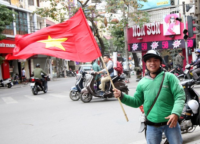 Hà Nội: Người dân ùn ùn kéo đi mua cờ hoa trước trận bóng lịch sử của U23 Việt Nam - Ảnh 9.
