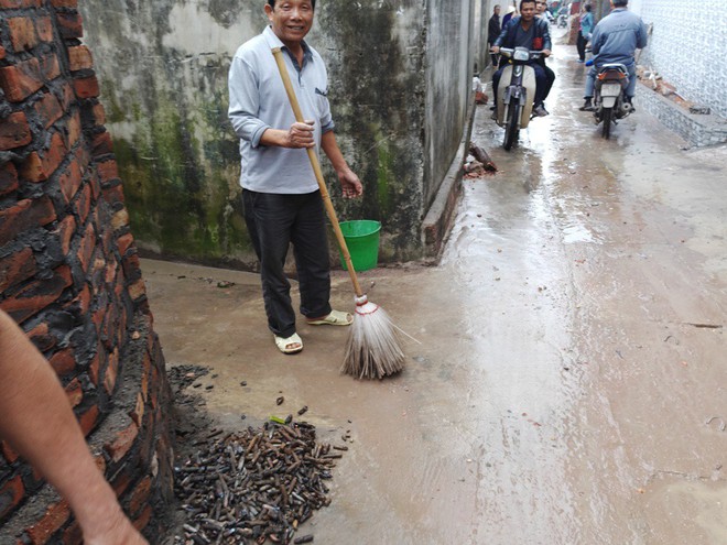 Vụ nổ ở Bắc Ninh: Người dân thu gom nhiều đầu đạn vương vãi khắp nơi - Ảnh 11.