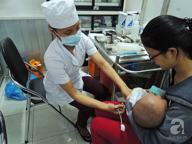 Từ tháng 1/2018, trẻ sơ sinh đến 5 tuổi bắt buộc phải tiêm đủ 10 loại vắc xin - Ảnh 1.