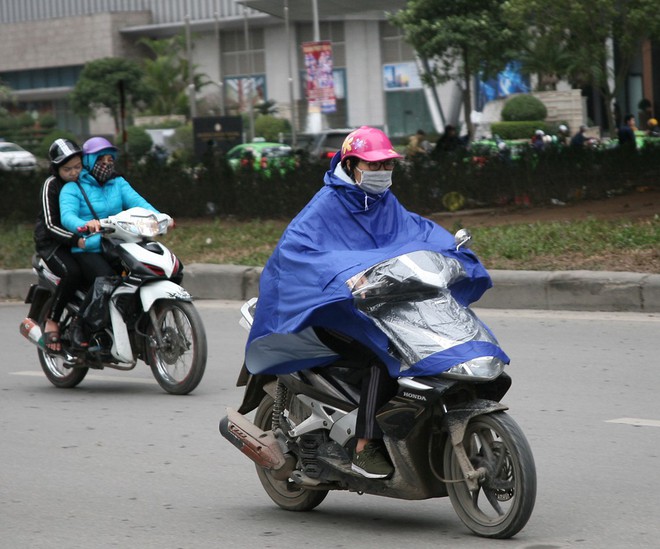 Hà Nội: Gió thổi mạnh, nhiều người đi xe máy chao đảo khi qua cầu vượt, tòa nhà cao tầng - Ảnh 1.