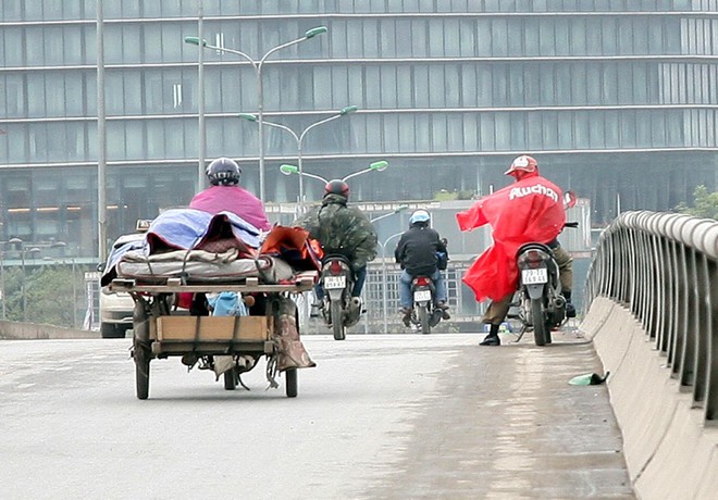 Hà Nội: Gió thổi mạnh, nhiều người đi xe máy chao đảo khi qua cầu vượt, tòa nhà cao tầng - Ảnh 4.