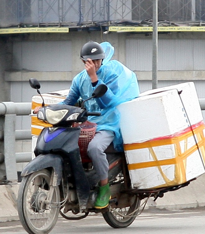 Hà Nội: Gió thổi mạnh, nhiều người đi xe máy chao đảo khi qua cầu vượt, tòa nhà cao tầng - Ảnh 10.