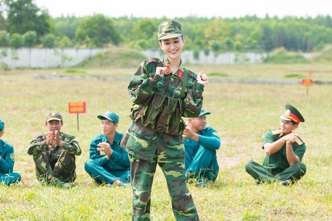 Á hậu Hà Thu và em gái xinh đẹp bất ngờ cùng nhập ngũ - Ảnh 12.