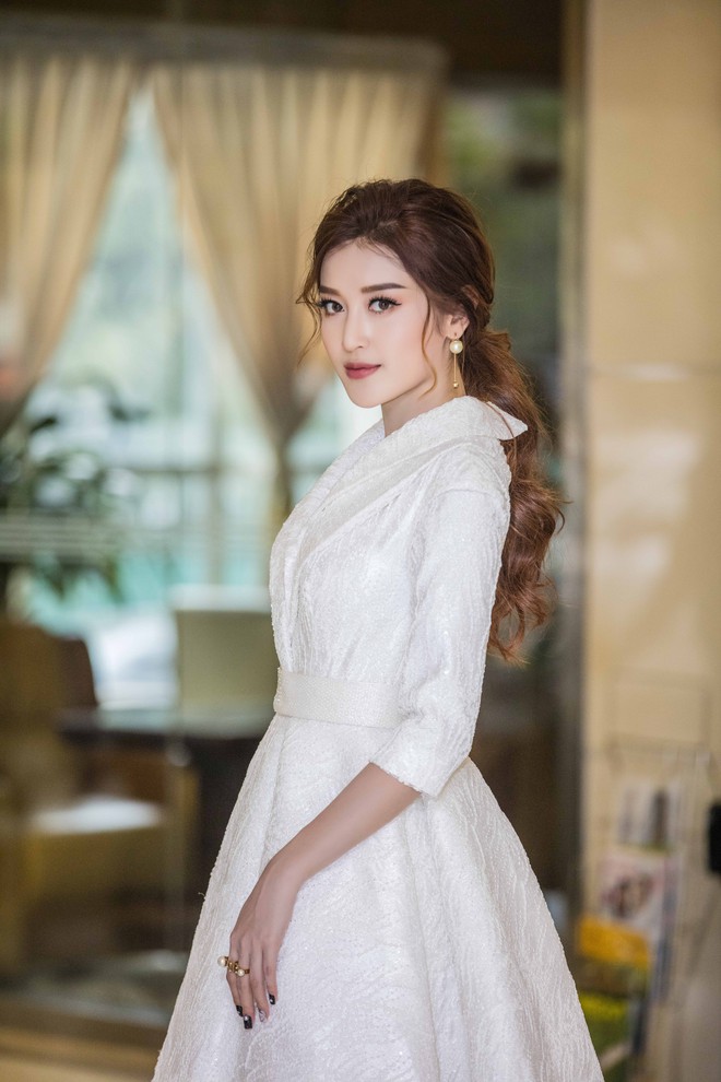 Á hậu Huyền My diện váy trắng bồng bềnh như công chúa - Ảnh 1.