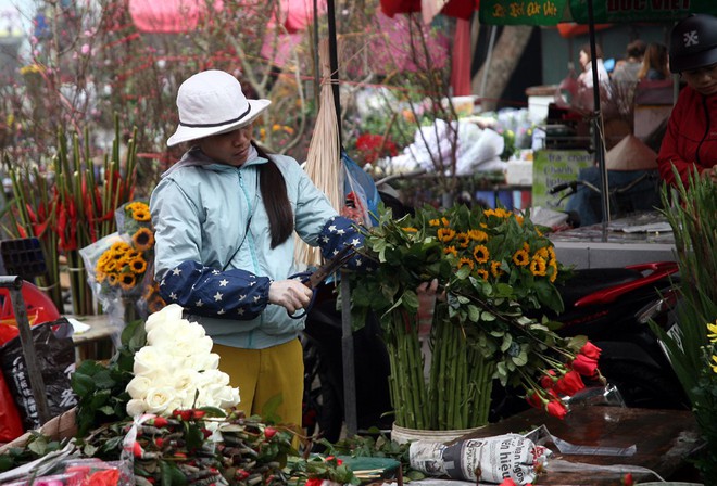 Hà Nội: Ngày mùng 1 âm lịch cuối cùng trong năm, hoa tươi đắt hàng - Ảnh 1.