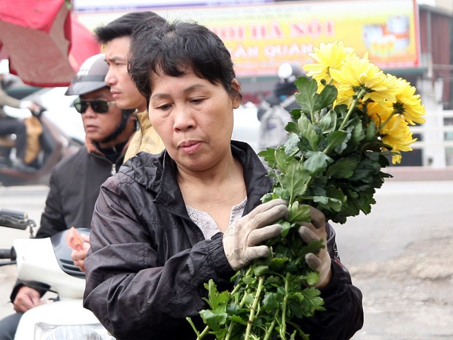 Hà Nội: Ngày mùng 1 âm lịch cuối cùng trong năm, hoa tươi đắt hàng - Ảnh 4.