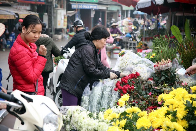 Hà Nội: Ngày mùng 1 âm lịch cuối cùng trong năm, hoa tươi đắt hàng - Ảnh 7.