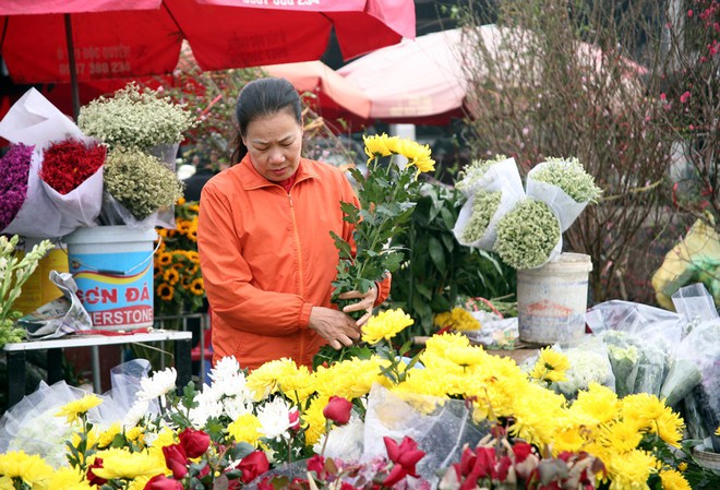 Hà Nội: Ngày mùng 1 âm lịch cuối cùng trong năm, hoa tươi đắt hàng - Ảnh 8.