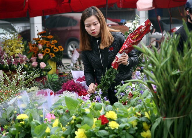 Hà Nội: Ngày mùng 1 âm lịch cuối cùng trong năm, hoa tươi đắt hàng - Ảnh 9.