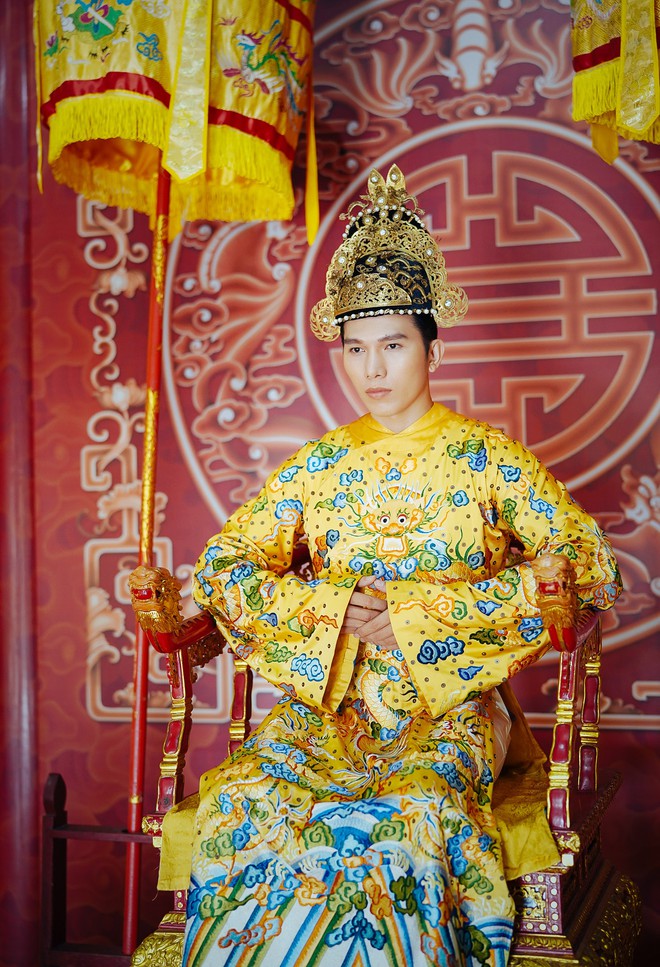 Khánh Ngân lộng lẫy làm làm Hoàng hậu, uy quyền sánh vai bên Ngọc Tình - Ảnh 8. Khánh Ngân lộng lẫy làm làm Hoàng hậu, uy quyền sánh vai bên Ngọc Tình - Ảnh 8.