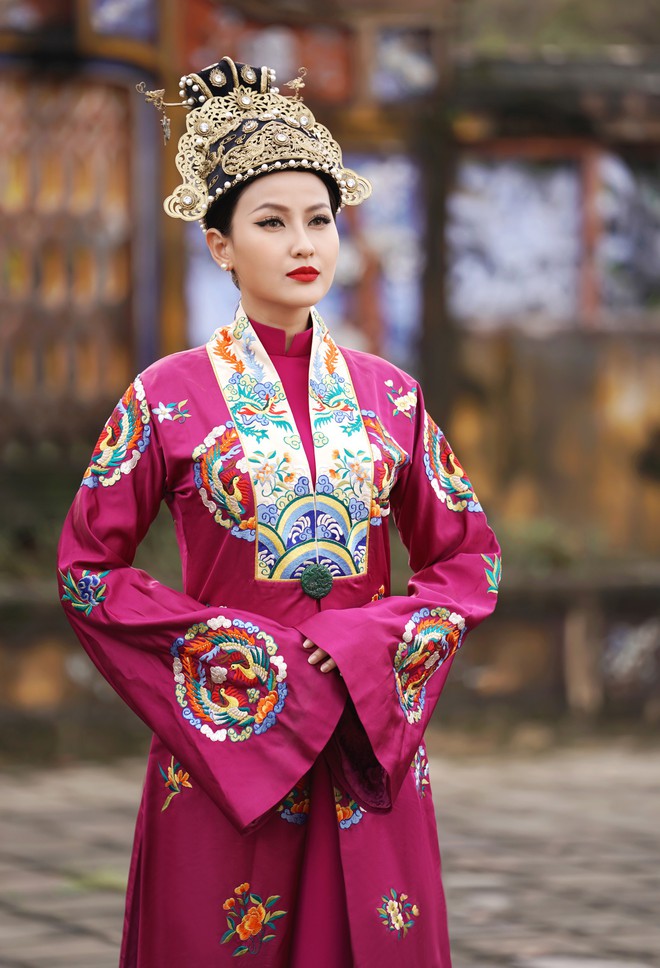 Khánh Ngân lộng lẫy làm làm Hoàng hậu, uy quyền sánh vai bên Ngọc Tình - Ảnh 11. Khánh Ngân lộng lẫy làm làm Hoàng hậu, uy quyền sánh vai bên Ngọc Tình - Ảnh 11.