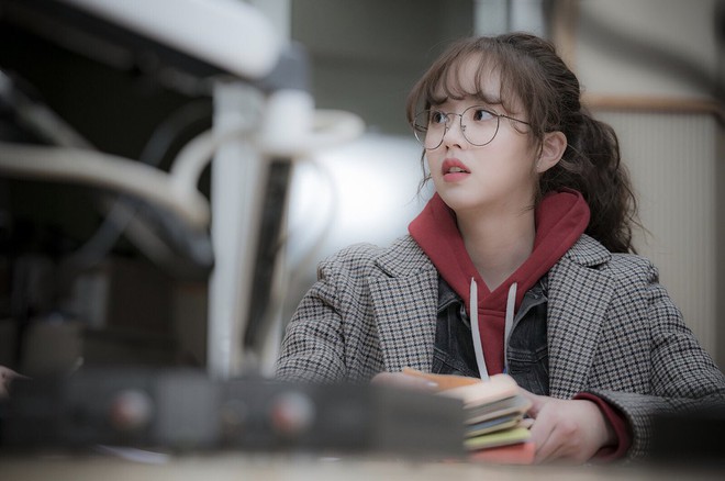 Sau vai nữ chính bị chê không bằng nữ phụ, Kim So Hyun tái xuất xinh như mộng với mái tóc xoăn tít - Ảnh 10.