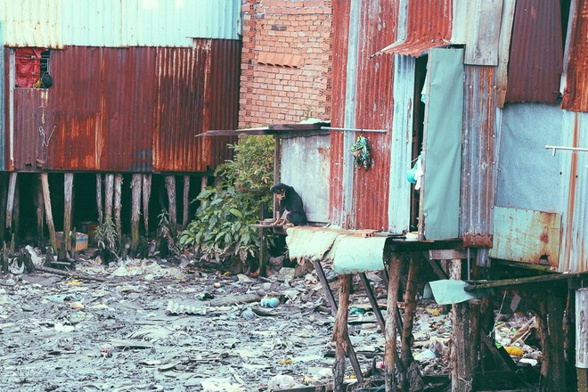 Cuộc sống ngập ngụa mùi rác bên cạnh con rạch ô nhiễm nhất Sài Gòn - Ảnh 9.