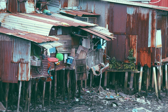 Cuộc sống ngập ngụa mùi rác bên cạnh con rạch ô nhiễm nhất Sài Gòn - Ảnh 13.