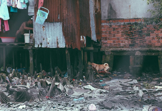 Cuộc sống ngập ngụa mùi rác bên cạnh con rạch ô nhiễm nhất Sài Gòn - Ảnh 10.