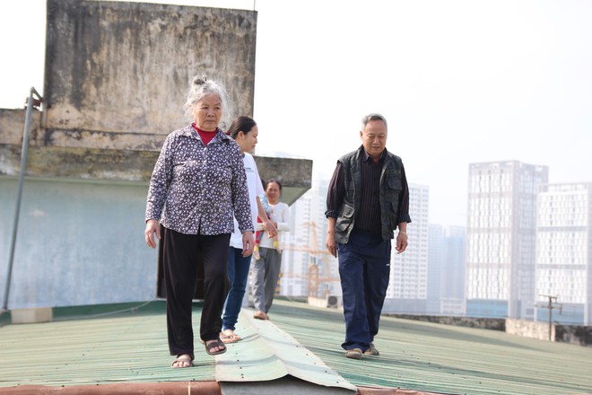 Hà Nội: Bà bầu 8 tháng vẫn trèo qua tum, rón rén đi trên mái nhà vì thang máy chung cư bị hỏng - Ảnh 3.