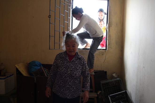 Hà Nội: Bà bầu 8 tháng vẫn trèo qua tum, rón rén đi trên mái nhà vì thang máy chung cư bị hỏng - Ảnh 4.