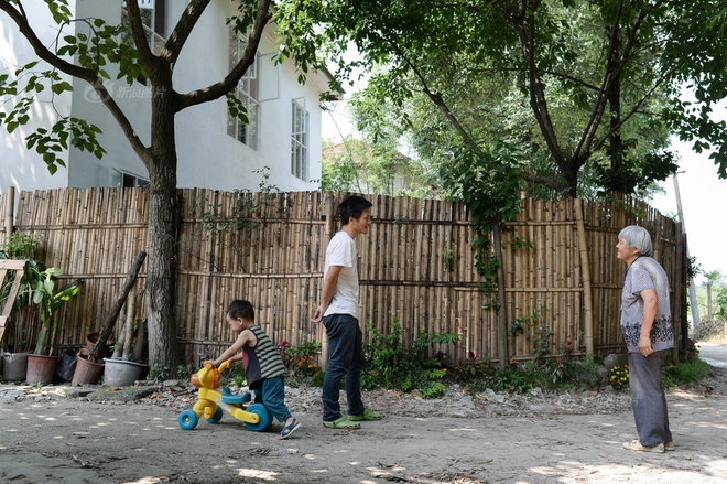 Vợ chồng nhiếp ảnh gia bỏ thành phố về xây ngôi nhà ngập tràn cây xanh, tạo cuộc sống mơ ước cho con trai - Ảnh 5.