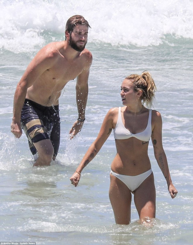 Miley Cyrus diện bikini nóng bỏng, nô đùa trên biển với bạn trai Liam Hemsworth - Ảnh 1.