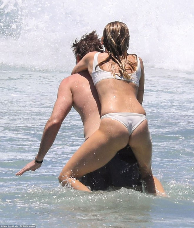 Miley Cyrus diện bikini nóng bỏng, nô đùa trên biển với bạn trai Liam Hemsworth - Ảnh 5.