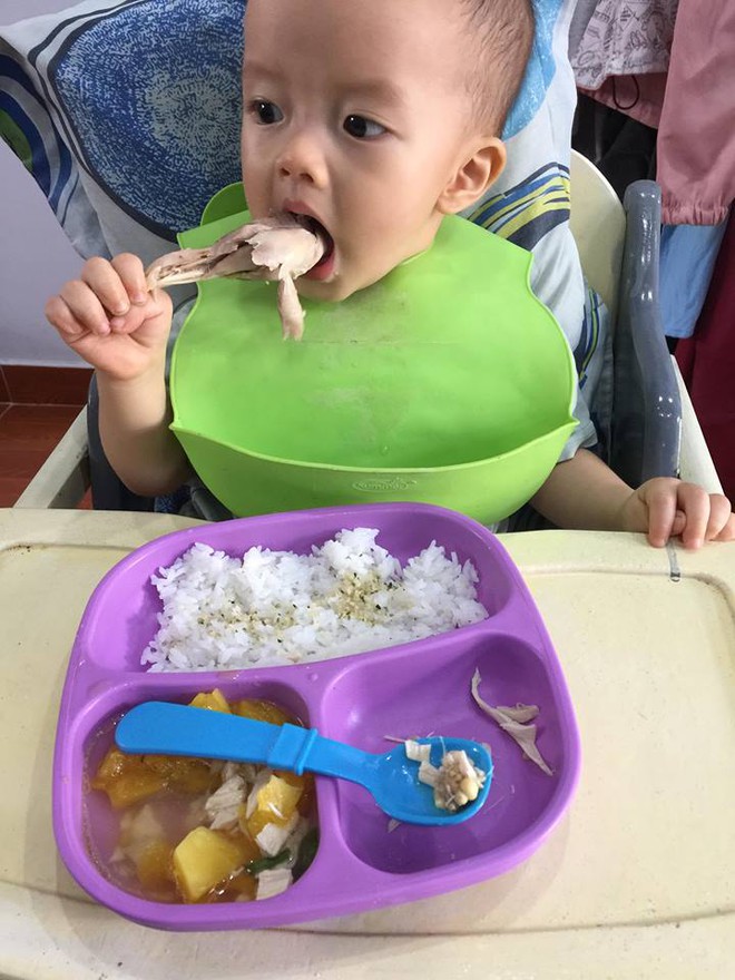 Mẹ 8X chia sẻ kinh nghiệm tập cho con tự cầm thìa xúc ăn hết bữa từ 9 tháng tuổi - Ảnh 4.