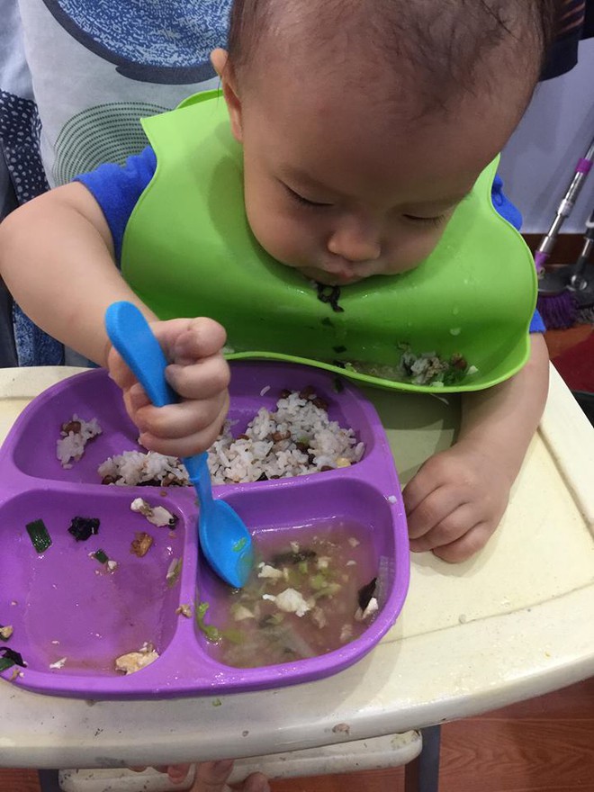 Mẹ 8X chia sẻ kinh nghiệm tập cho con tự cầm thìa xúc ăn hết bữa từ 9 tháng tuổi - Ảnh 5.