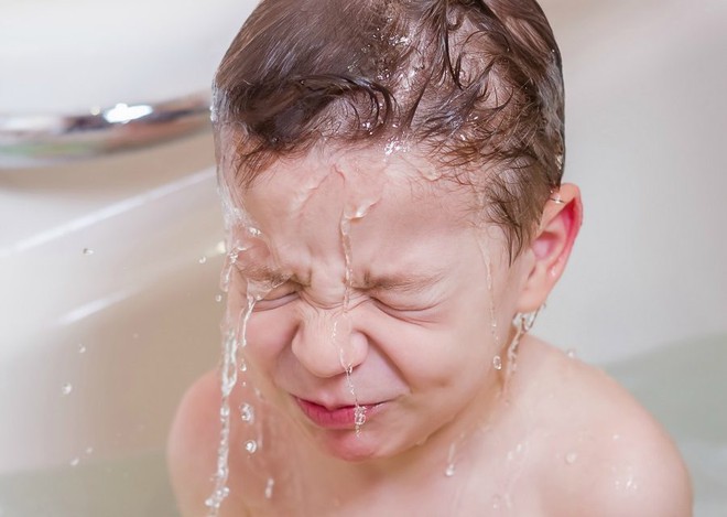 Những lưu ý khi tắm cho trẻ trong những ngày giá rét để bé không bị nhiễm lạnh - Ảnh 1.