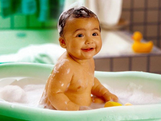 Những lưu ý khi tắm cho trẻ trong những ngày giá rét để bé không bị nhiễm lạnh - Ảnh 2.