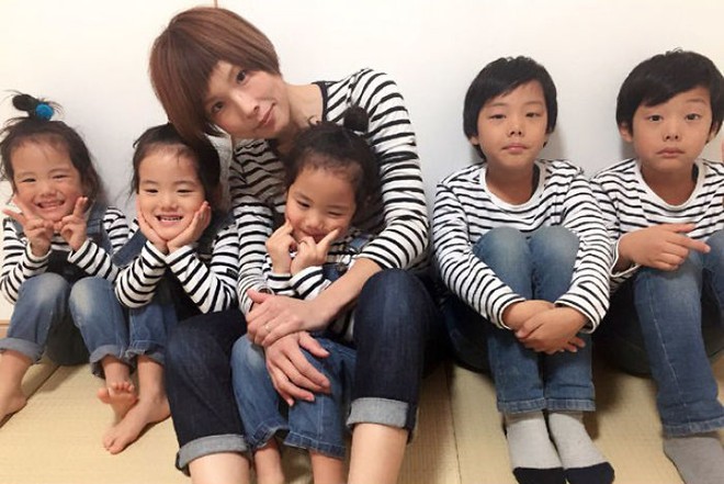 Mẹ Nhật hot rần rần khi khoe ảnh gia đình với 1 cặp sinh đôi, 1 cặp sinh ba, đi đâu cũng “ton sur ton” - Ảnh 4.