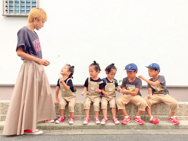 Mẹ Nhật hot rần rần khi khoe ảnh gia đình với 1 cặp sinh đôi, 1 cặp sinh ba, đi đâu cũng “ton sur ton” - Ảnh 5.