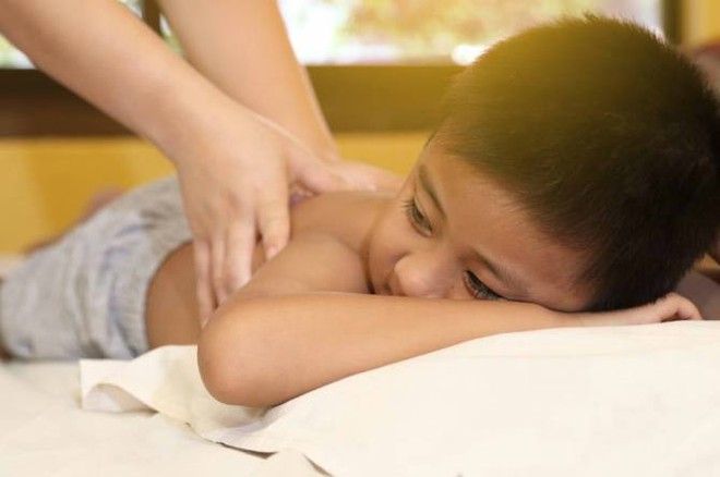 Tham khảo 6 cách trị ho cho trẻ trong những ngày lạnh mà không cần dùng thuốc - Ảnh 1.
