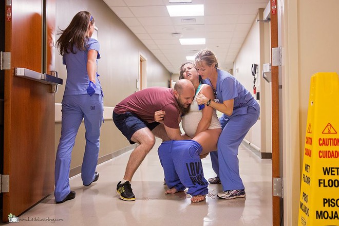 5 minutes after the water broke at home, the mother gave birth right in front of the hospital emergency room - Photo 3.