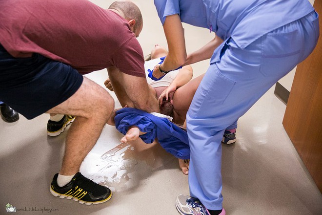 5 minutes after the water broke at home, the mother gave birth right in front of the hospital emergency room - Photo 4.