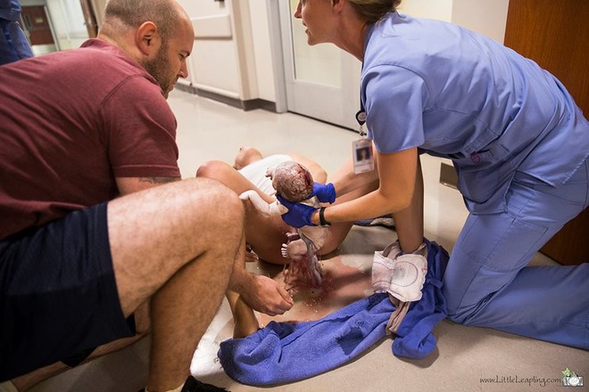 5 minutes after the water broke at home, the mother gave birth right in front of the hospital emergency room - Photo 6.