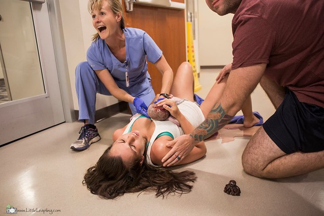 5 minutes after the water broke at home, the mother gave birth right in front of the hospital emergency room - Photo 7.